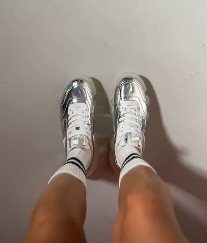 Бомбер и зеркальные очки: бывшая девушка Брэда Питта демонстрирует ультрамодный весенний образ